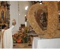 Bild: frd
Nach dem Gottesdienst segnet Kaplan Chinna Chennaiah Dola die von der Dorfgemeinschaft Eigelsberg/Niesaß vor dem Altar platzierten Feldfrüchte. Rechts im Bild die vom Obst- und Gartenbauverein Oberviechtach gefertigte Erntekrone.