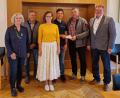 Bild: Stefanie Gradl
Kulturbeauftragte Adolfine Nitschke, Jakob List, Katja Stiegler von der AOVE, HvO-Vorsitzender Andreas Obermeier, Peter Gradl und Bürgermeister Hans-Martin Schertl (von links) bei der Spendenübergabe.