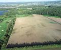 Bild: bey
Auf der großen, im Bild hellbraun erscheinenden Fläche soll bis zur natürlichen Grenze (rechts, Grünstreifen) eine Freiflächenphotovoltaikanlage entstehen. Die Verbindungsleitung zum "Solarpark Forsthof" (links) wurde bereits verlegt.