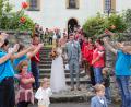 Bild: Wolfgang Steinbacher
Veronika und Jürgen Leißner auf dem Weg durch ein langes Hochzeitsspalier vor der Kirche Corpus Christi in Eschenfelden.