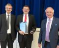 Bild: Roswitha Heining/exb
Pfarrer Martin Besold (links) und Kirchenpfleger Alfons Meierhöfer (rechts) überreichten Holger Popp die Johann-Michael-Sailer-Medaille.