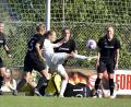 Bild: Hubert Ziegler
Sechs gegen eine: Annika Mauch (Mitte, weißes Trikot) von der SpVgg Greuther Fürth trifft mit einem Volleyschuss zum 4:1 für ihre Mannschaft.