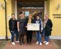 Bild: bjo
Auch die Kinderkrippe erhält eine Spende von 500 Euro. Das Basarteam überreicht das Geld an Kindergartenleiterin Birgit Wartha (Zweite von rechts).