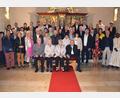 Bild: jr
Zahlreiche Ehejubilare kamen am Samstag in die Mitterteicher Stadtpfarrkirche. Mit dabei waren auch (vorne, von links) Alfred und Kreszenz Reif aus Mitterteich sowie Mathilde und Josef Haberkorn aus Großensees, die vor 60 Jahren den Bund der Ehe geschlossen hatten. Mit im Bild Pfarrer Oliver Pollinger (hinten rechts) sowie Pfarrvikar Luke Eze (vorne rechts).
