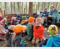Bild: Waldkindergarten &quot;Die Goldbacher Wurzelzwerge&quot;/exb
Autorin Christa Vogl und Elham Howeizi (von rechts) schauten im Waldkindergarten vorbei.