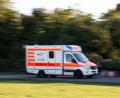 Symbolbild: Fernando Gutierrez-Juarez/dpa
Ein Rettungswagen fährt zu einem Einsatz.