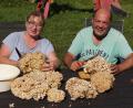 Bild: bkr
Susanne und Norbert Braunreuther putzten ihren Fund unter freiem Himmel.
