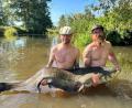 Bild: sm
Hobbyangler Dominic Keck (Bild rechts) aus Neustadt/WN fing am vergangenen Sonntag einen Waller (Wels) mit einem Gewicht von 57 Kilogramm und einer Länge von 198 Zentimeter. Mit dabei war sein Anglerfreund Christoph Röckl.