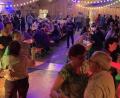 Bild: tok
Einige Besucher der "Zwickl-Party" zieht es bei Schlagern und Oldies natürlich auf die Tanzfläche.
