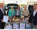 Bild: Stadt Tirschenreuth/exb
Bürgermeister Franz Stahl mit Marlene Schmieder, Doris Schön, Wolfgang Würl und dem Leiter der Hauptverwaltung Markus Bergauer (von links) am Fairtrade-Stand auf dem Tirschenreuther Wochenmarkt.
