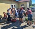 Bild: ld
Die Zutaten für das Traditionsgericht "Stingl" wurden in einer Gemeinschaftsaktion bei der Siedlerhütte vorbereitet.