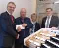 Bild: Roswitha Heining/exb
Orgelbauvereins-Vorsitzender Holger Popp (rechts) und Pfarrer Besold dankten Alfons Meierhöfer und Frau Gabi für die Spende.