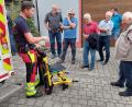 Bild: Michael Weiß/FF Lintach/exb
Tobias Hirn zeigt, wie ein Rettungsstuhl funktioniert.