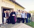Bild: gz
Der Pfarrgemeinderat und Vertreter von Kolping um Pfarrer Erwin Bauer übergeben an Bischof Beatus 530 Euro für sein Lebenswerk in Tansania, wo er unter anderem in die Bildung der Menschen investiert.