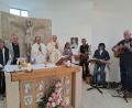 Bild: gis
Dr. Karel Simandel und Ortspfarrer Heribert Stretz (Vierter und Dritter von links) zelebrierten in der von Irene und Dr. Peter Schleicher (von links) errichteten Kapelle den Festgottesdienst. Die Burger-Stubenmusik übernahm die musikalische Begleitung.