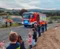 Bild: Susanne Forster
Spalier stehen für das neue Fahrzeug der Freiwilligen Feuerwehr Bärnau: Am letzten Septemberwochenende traf das Hilfeleistungslöschfahrzeug (HLF 20) in der Knopfstadt ein. Hinterm Steuer saß während der letzten Kilometer Bürgermeister Alfred Stier.