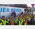 Bild: Alexander Köstler/exb
Polizeioberkommissar Carsten Landgraf (hinten, von links) mit den Klassenleiterinnen Cathrin Seifert und Nathalie Peper sowie den Kindern.