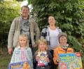 Bild: Louisa Teubner/exb
Die Gewinner des Leonberger Gemeinderätsel-Wettbewerbs, Luise Burger, Johanna Heindl und Paul Wührl (von links), mit den Jugendbeauftragten Martin Teubner und Tanja Wettinger.