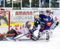 Archivbild: Tobias Neubert
Daniel Bruch (blaues Trikot) vor dem Kasten des Memminger Keepers Marco Eisenhut: Die mit drei Siegen gestarteten Blue Devils Weiden treffen am Wochenende auf Lindau und Höchstadt.
