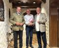 Bild: Marko Pammer/exb
Bürgermeister Frank Zeitler und der Vorsitzende des Organisationsausschusses des Mittelalterlichen Markts, Karl Beer, bedanken sich bei Bernhard Wild (Mitte) für sein jahrelanges Engagement.