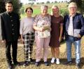 Bild: wro
Hannelore Kellner (Mitte) feierte jetzt ihren 80. Geburtstag. Es gratulierten die Töchter Doris (Zweite von links) und Bettina sowie Pfarrvikar James George (links) und Bürgermeister Toni Dutz.