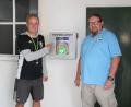 Bild: prh
Der DJK-Förderverein Fußball mit Vorsitzendem Markus Zimmermann (rechts) spendet der DJK-Fußballabteilung einen Defibrillator. Über das lebensrettende Gerät freut sich Fußball-Abteilungsleiter Achim Neupert.