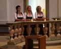 Bild: fvo
Die Gruppe TriAngel mit Andrea Götz, Steffi Daubenmerkl und Doris Völkl (von links) beginnt den Abend knieend am Altar mit dem „Da knie ich Maria“.