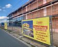 Bild: Gabi Schönberger 
"Neueröffnung im Herbst 2023", heißt es auf dem großformatigen Werbeplakat von Netto, das am Bauzaun der Baustelle in der Robert-Bosch-Straße in Weiden hängt. Daraus ist erst mal nichts geworden. Nur der Rohbau steht. Es gibt einen Baustopp.