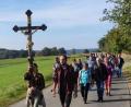 Bild: Wulfänger/exb
Jonas Hofmann und Katja Schönberger führen die Wallfahrer an, die sich von Schirmitz aus auf zum Fahrenberg machen. Abwechselnd tragen sie das Pilgerkreuz.