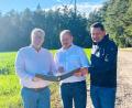 Bild: Roland Lauch/exb
Oberbürgermeister Andreas Feller unterzeichnet mit den Vertretern der Wind 18 GmbH, Stefan Habermeier und Richard Winderl (von links), eine Absichtserklärung und eine Bestätigung der Zusammenarbeit beim Ausbau der Windenergie in der Stadt Schwandorf.