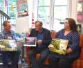 Bild: ubb
Fotograf und Herausgeber Matthias Kunz, Lebenshilfe-Geschäftsführer Berthold Kellner und Buchhändlerin Margot Konz (von links) stellten den neuen Jahreskalender 2024 „Steinwald und Stiftland“ des Wiesauer Fotografen vor.