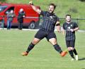 Archivbild: Hubert Ziegler
Ein in dieser Saison bislang seltenes Glücksgefühl: Der Utzenhofener Kapitän Mario Augsberger bejubelt das 1:0 für seine Mannschaft im Derby gegen den TUS Kastl. Das war einer von bislang erst sieben Saisontoren der DJK.