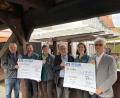 Bild: Anna Bogner/exb
Insgesamt 5000 Euro spendet das Bootshaus-Team an den Naturpark Hirschwald und die Amberger Tafel (von links): Markus Dollacker, Klaus Herdegen, Isabel Lautenschlager, Günter Preißl, Eva Bogner und Bernhard Saurenbach.