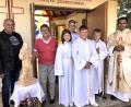 Bild: wro
Gabi Eichenseher, Eigentümerin der Kapelle in Mühlhof, Künstler Manfred Dietz (links), einige Ministranten von Sankt Michael und Pater James mit der neuen Heiligenfigur nach deren Segnung.