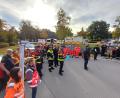 Bild: Kreisbrandinspektion im Lkr.SAD/exb
Auf dem Parkplatz am Landratsamt treffen sich die Hilfskräfte zur Abmarschbesprechung.