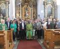 Bild: gm
In der Nikolauskirche in Pittersberg findet ein Gottesdienst für die Ehejubilare aus der gesamten Pfarreiengemeinschaft statt. Ihnen gratulieren Ruhestandspfarrer Josef Beer (links) und Priester Sagayaraj Lourdusamy (Mitte).