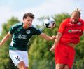 Archivbild: Schrems
Pascal Höcht (links) im Kopfballduell: Der SV Mitterteich will in Forchheim den Sieg über den starken SC 04 Schwabach bestätigen.
