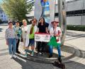 Bild: Eva Rauch/exb
Marianne Lebegern, Christina Rosner, Gabriele Hagemann, Klinik-Clown „Dr. Beppo“, Susanne Reithmayer und Klinik-Clown „Frau Dr. Trudi Eierfleck" (von links) bei der Spendenübergabe.