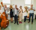 Bild: Thomas Reichel/exb
Susanne Lehnfeld, Peter Neff, Barbara Hellerbrand, Andreas Feller, Cornelia Horsch, Marianne Zizler und Helmut Jehl (von links) begutachten die neuen Räume der Musikschule.
