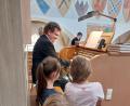 Bild: Theresia Otterbein/exb
Ein spezielles Orgelkonzert für Kinder gibt Regionalkantor Jan Blahuta in der Klosterkirche Sankt Petrus in Kastl.