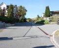 Bild: bjp
Steil bergauf geht es dort, wo die Sonnenstraße (rechts) in die Hochstraße einmündet. An dieser Stelle soll die Hochstraße künftig vorfahrtsberechtigt werden, um den Richtung Norden Fahrenden das Anhalten und Am-Berg-Anfahren zu ersparen.