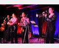 Bild: prh
Die Latin-Grammy-Award-Gewinnerinnen "Flor de Toloache" begeistern mit ihrem ersten Konzert auf ihrer Europa-Tournee auf dem Schafferhof mit musikalischer Virtuosität und Stimmgewalt.