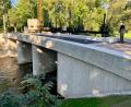 Bild: Gabi Schönberger
Endlich fertig? Leider nein. Die Brücke am Stadtbad-Wehr in Weiden dürfte erst im November für den Verkehr freigegeben sein.