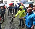 Bild: gf
Auktionator Peter Weigl (rechts) pries die zur Versteigerung stehenden Gegenstände an.