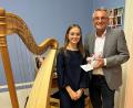 Bild: Prögler/exb
Bürgermeister Ludwig Prögler dankt der jungen Harfinistin Pia Franziska Pfeiffer für ihr gelungenes Konzert.