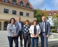 Bild: Fabian Polster/Landratsamt Tirschenreuth/exb
Die beiden Jubilare zusammen mit dem Landrat und Vertretern der Personalverwaltung und des Personalrats. Von rechts: Landrat Roland Grillmeier, Helga Söllner, Michaela Plonner, Personalchef Walter Brucker und Personalratsvorsitzende Ramona Wiesent.