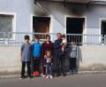 Bild: Stefanie Schreyer/exb
Familie Bilasini , Vater Wisam, Ehefrau Sahira, die fünf Kinder Hedel, Vidl, Aydil, Elina und die acht Monate alte Alina, steht vor dem rußgeschwärzten Eingang ihres mühevoll restaurierten Eigenheims, das durch den Band jetzt unbewohnbar ist. .