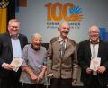 Bild: Wolfgang Steinbacher
Im Amberger Kongresszentrum feierte der Gehörlosenverein sein 100-jähriges Bestehen. Oberbürgermeister Michael Cerny (links) und Vorsitzender Peter Bayerschmidt (rechts) ehrten Charlotte Zapf für 70 Jahre und Reinhold Wittmann für 50 Jahre Mitgliedschaft.