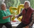 Bild: ubb
Heidi und Bernd Körner sind seit 50 Jahren verheiratet. Das Jubelpaar genehmigte sich am frühen Morgen ein Glas Sekt zum Anstoßen. Gefeiert wurde nachmittags mit der Familie.