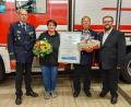 Bild: Gemeinde Kastl bei Kemnath/exb
Kreisbrandmeister Alois Schindler (links) und Bürgermeister Hans Walter dankten Ludwig Kugler (mit Ehefrau Daniela, von rechts) für seinen jahrzehntelangen Einsatz bei der Feuerwehr.